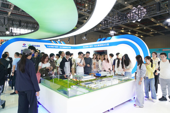 展台观众4.jpg