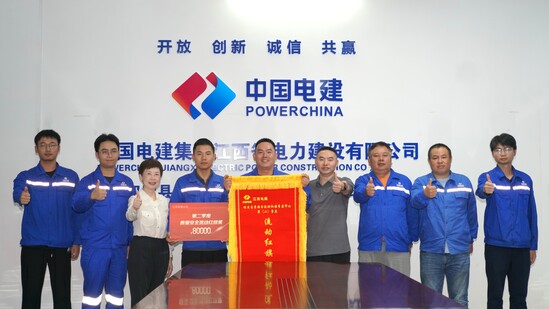 二季度流动红旗授旗.JPG
